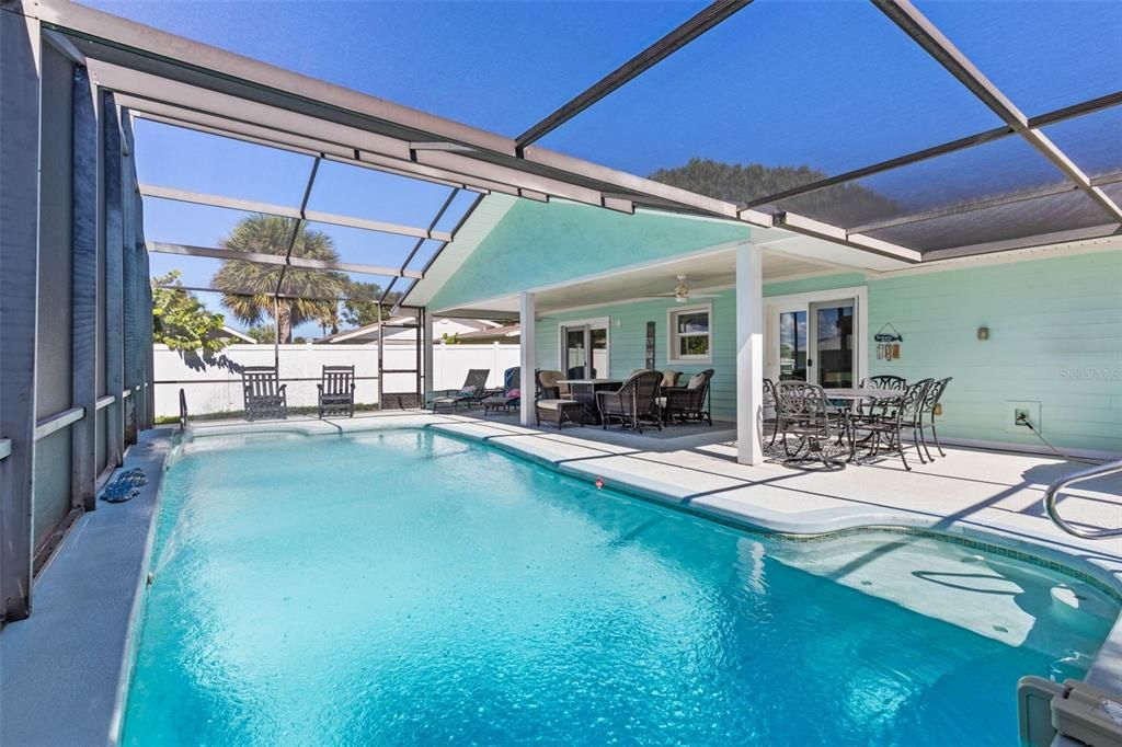 合同活跃: $875,000 (4 贝兹, 2 浴室, 1560 平方英尺)