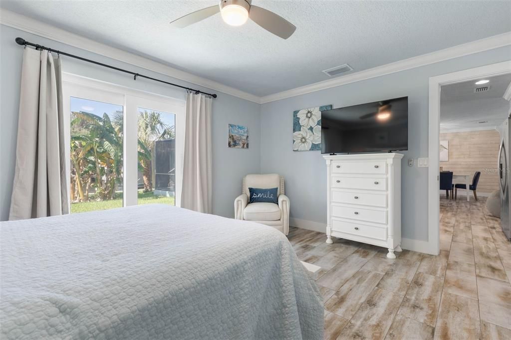 合同活跃: $875,000 (4 贝兹, 2 浴室, 1560 平方英尺)