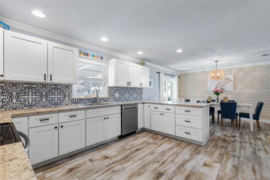 合同活跃: $875,000 (4 贝兹, 2 浴室, 1560 平方英尺)