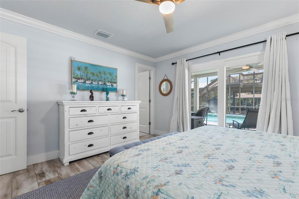 合同活跃: $875,000 (4 贝兹, 2 浴室, 1560 平方英尺)