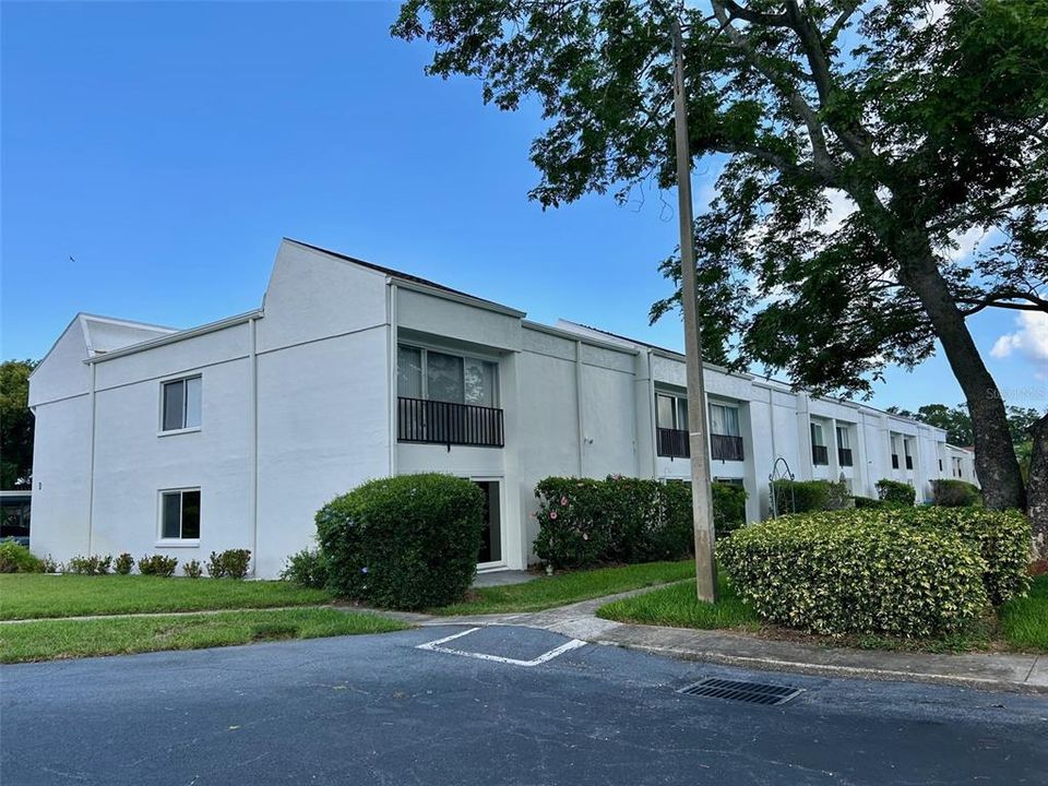 Active With Contract: $159,900 (2 beds, 2 baths, 1040 Square Feet)