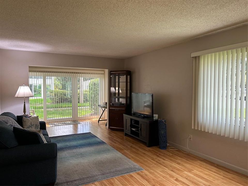 Active With Contract: $159,900 (2 beds, 2 baths, 1040 Square Feet)