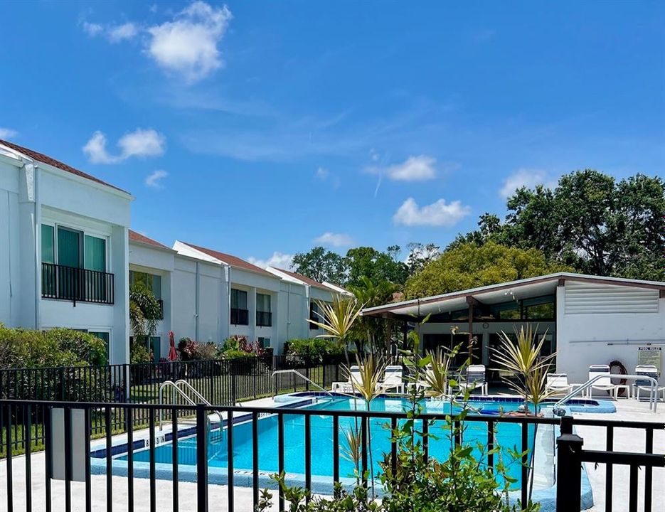 Active With Contract: $159,900 (2 beds, 2 baths, 1040 Square Feet)