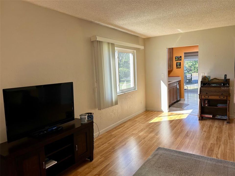 Active With Contract: $159,900 (2 beds, 2 baths, 1040 Square Feet)