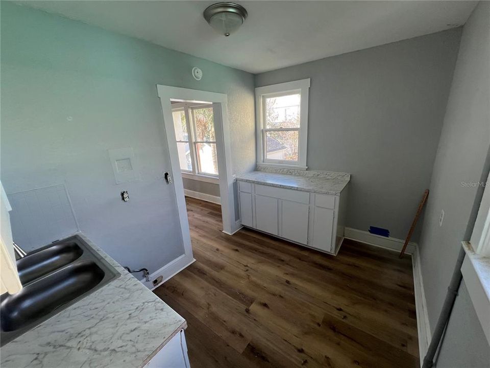 For Rent: $1,200 (1 beds, 1 baths, 557 Square Feet)