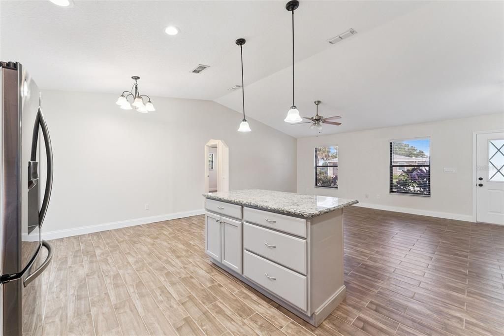 合同活跃: $375,000 (3 贝兹, 2 浴室, 1398 平方英尺)