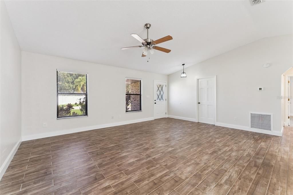 合同活跃: $375,000 (3 贝兹, 2 浴室, 1398 平方英尺)