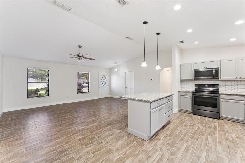 合同活跃: $375,000 (3 贝兹, 2 浴室, 1398 平方英尺)