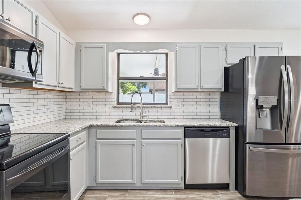 合同活跃: $375,000 (3 贝兹, 2 浴室, 1398 平方英尺)