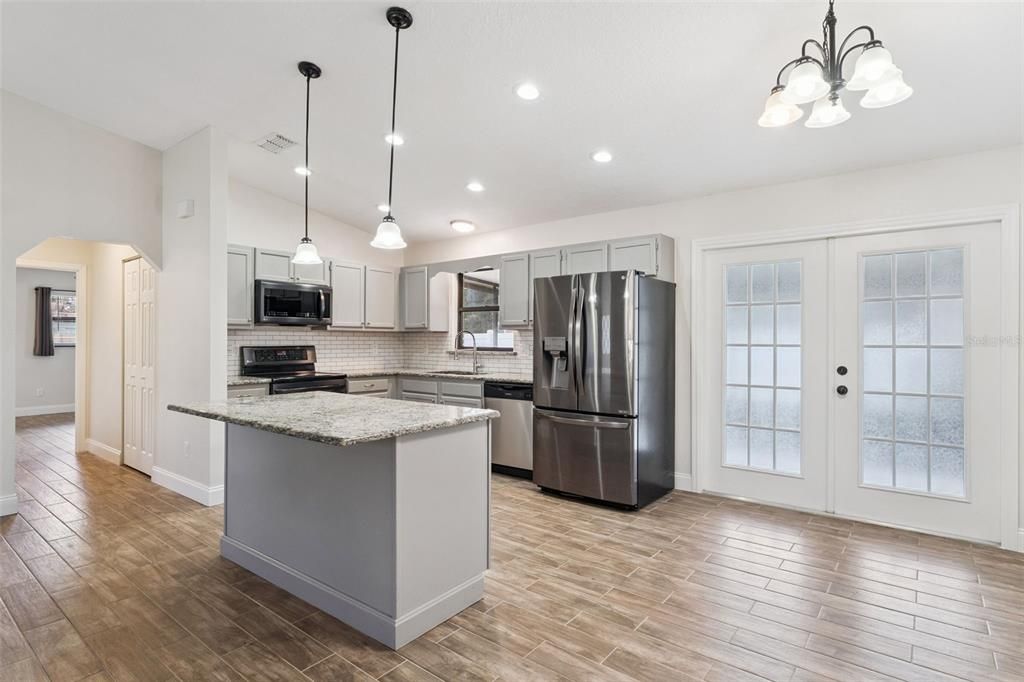 合同活跃: $375,000 (3 贝兹, 2 浴室, 1398 平方英尺)