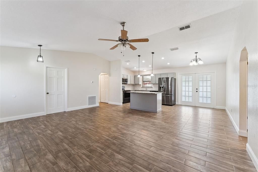 合同活跃: $375,000 (3 贝兹, 2 浴室, 1398 平方英尺)