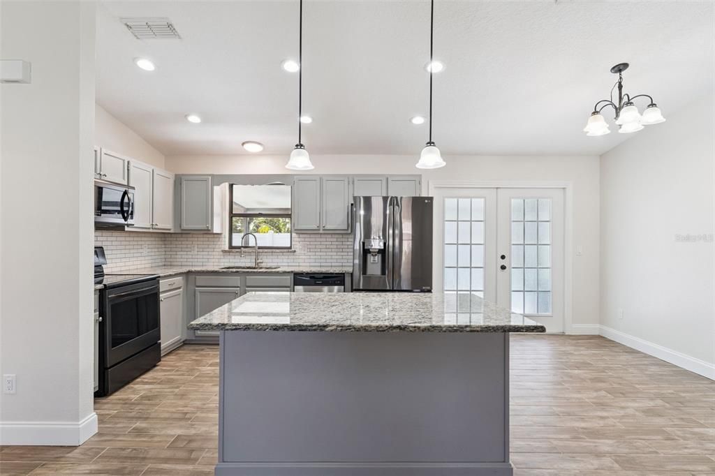 合同活跃: $375,000 (3 贝兹, 2 浴室, 1398 平方英尺)