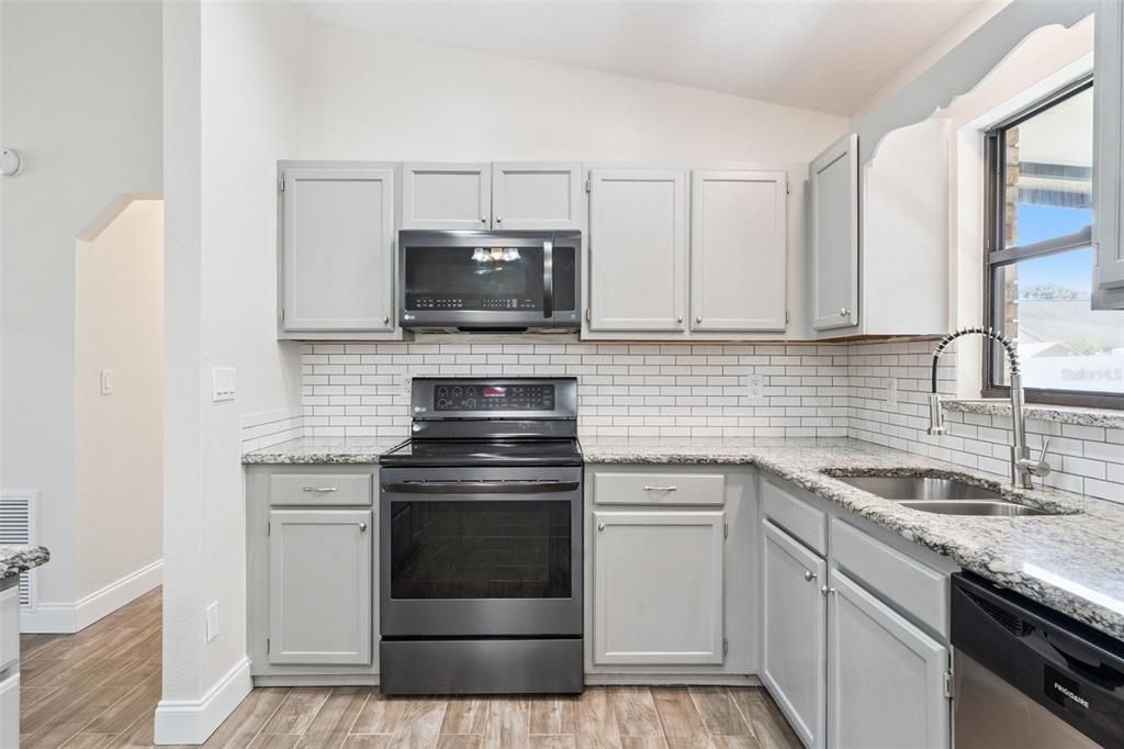 合同活跃: $375,000 (3 贝兹, 2 浴室, 1398 平方英尺)