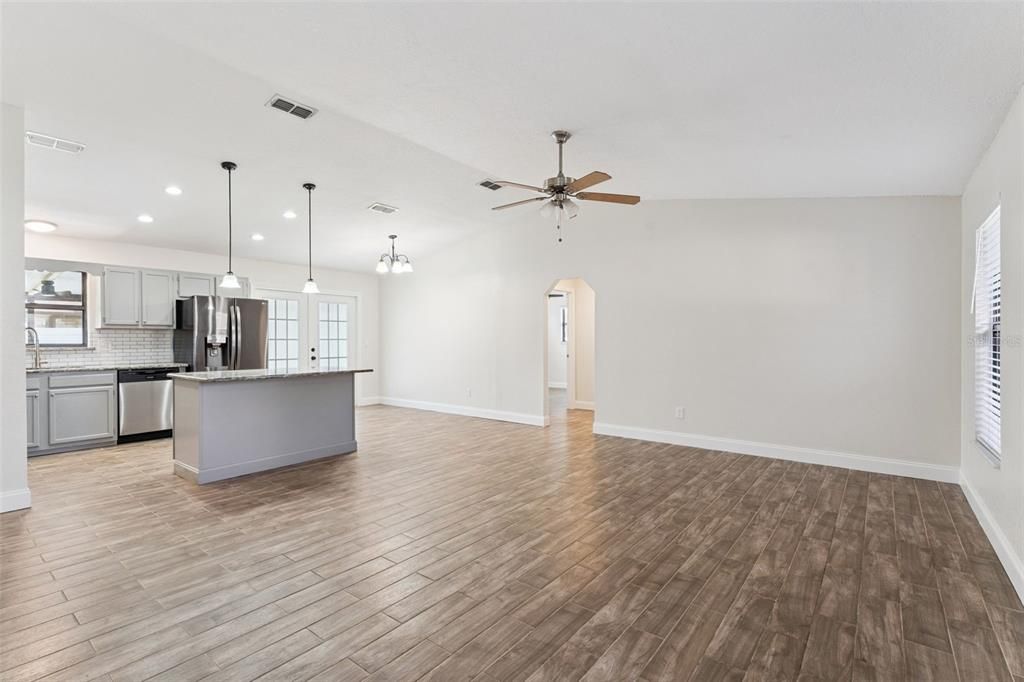 合同活跃: $375,000 (3 贝兹, 2 浴室, 1398 平方英尺)