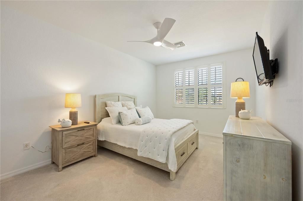 合同活跃: $369,900 (3 贝兹, 2 浴室, 2284 平方英尺)