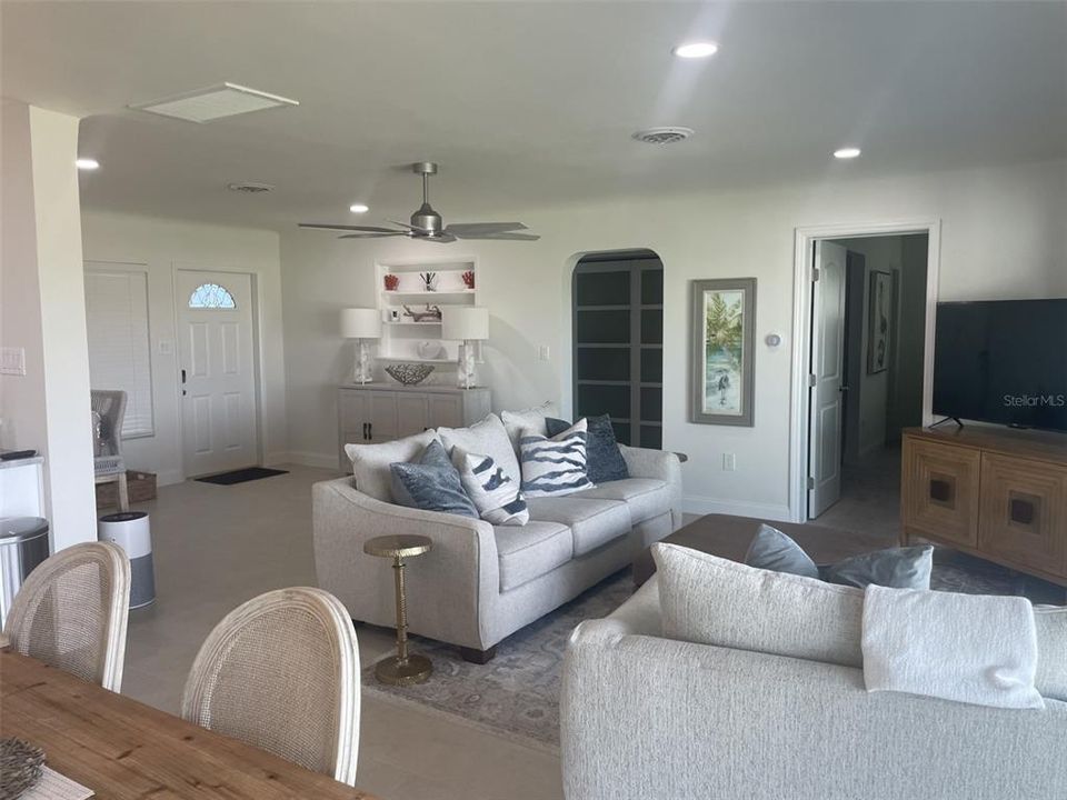 出租: $5,500 (2 贝兹, 2 浴室, 1296 平方英尺)