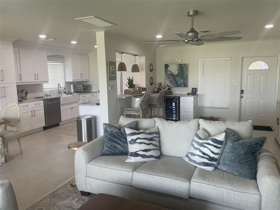 出租: $5,500 (2 贝兹, 2 浴室, 1296 平方英尺)