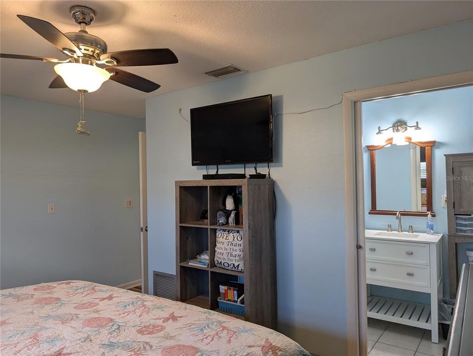 For Sale: $307,000 (2 beds, 2 baths, 1361 Square Feet)