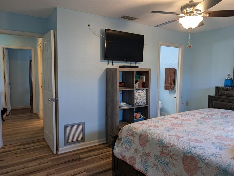 For Sale: $307,000 (2 beds, 2 baths, 1361 Square Feet)