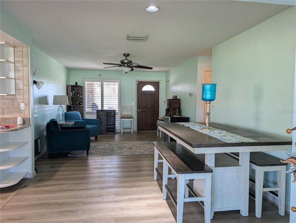 For Sale: $307,000 (2 beds, 2 baths, 1361 Square Feet)