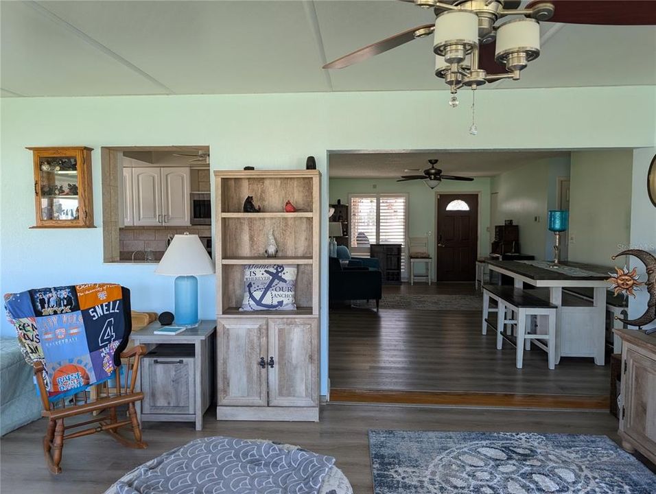 For Sale: $307,000 (2 beds, 2 baths, 1361 Square Feet)