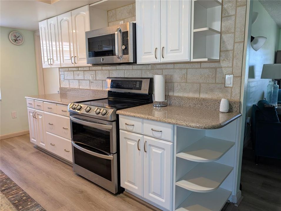 For Sale: $307,000 (2 beds, 2 baths, 1361 Square Feet)