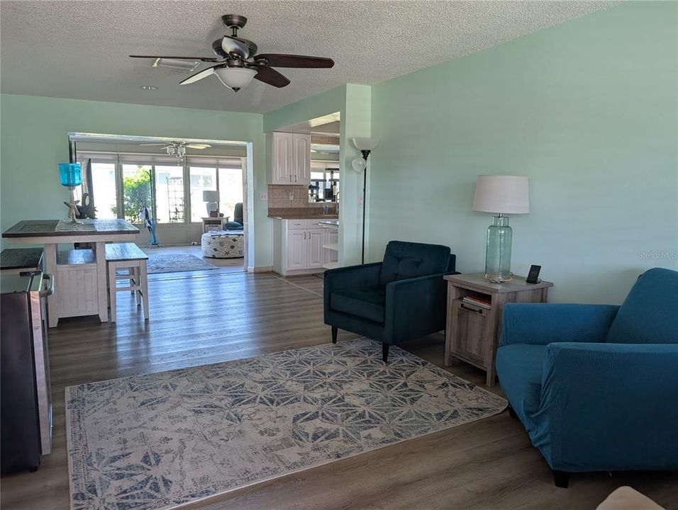 For Sale: $307,000 (2 beds, 2 baths, 1361 Square Feet)