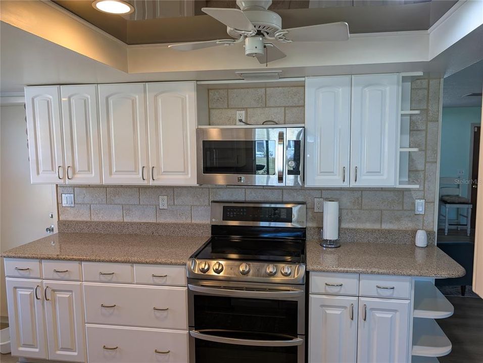 For Sale: $307,000 (2 beds, 2 baths, 1361 Square Feet)