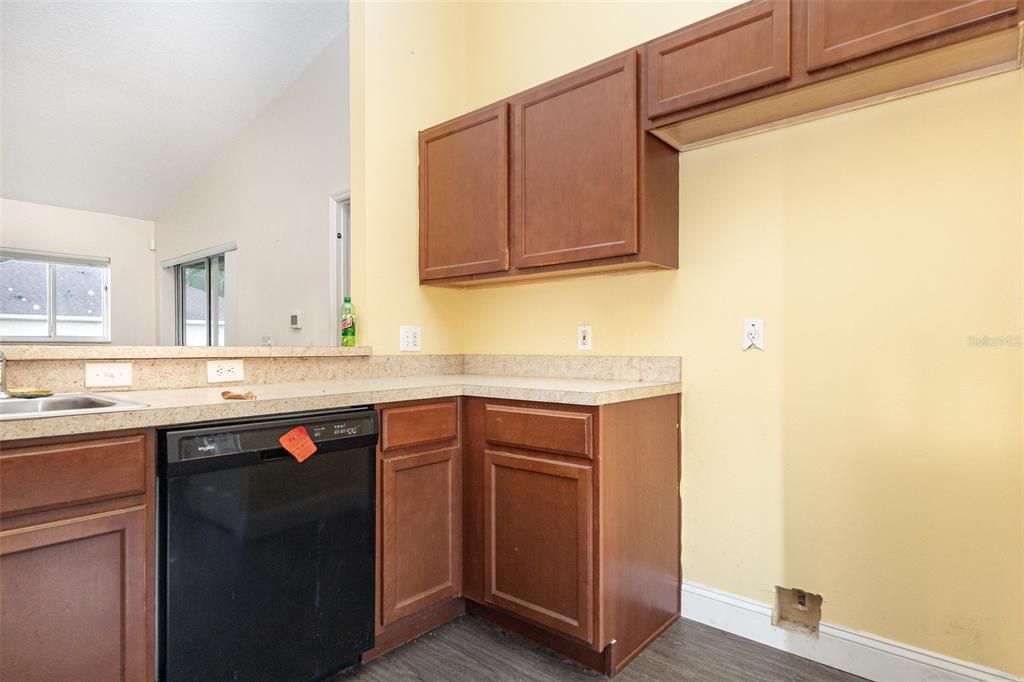 For Sale: $300,000 (3 beds, 2 baths, 1212 Square Feet)