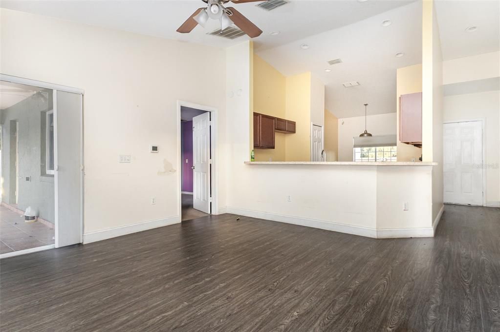 For Sale: $300,000 (3 beds, 2 baths, 1212 Square Feet)