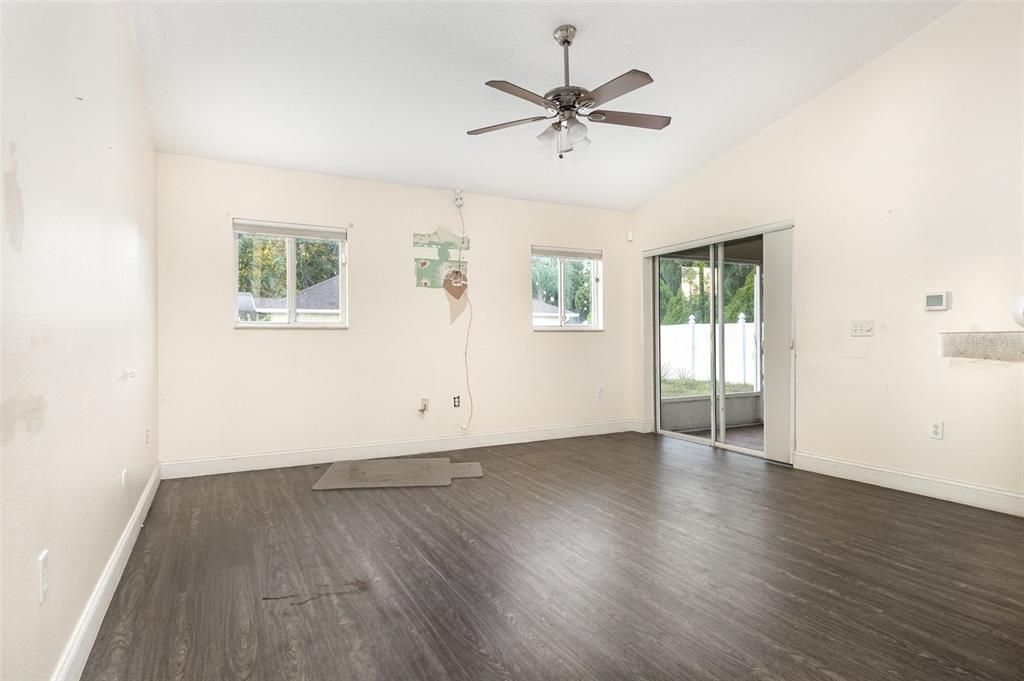 For Sale: $300,000 (3 beds, 2 baths, 1212 Square Feet)