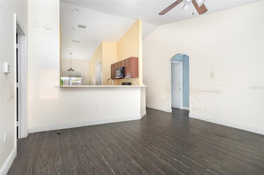 For Sale: $300,000 (3 beds, 2 baths, 1212 Square Feet)