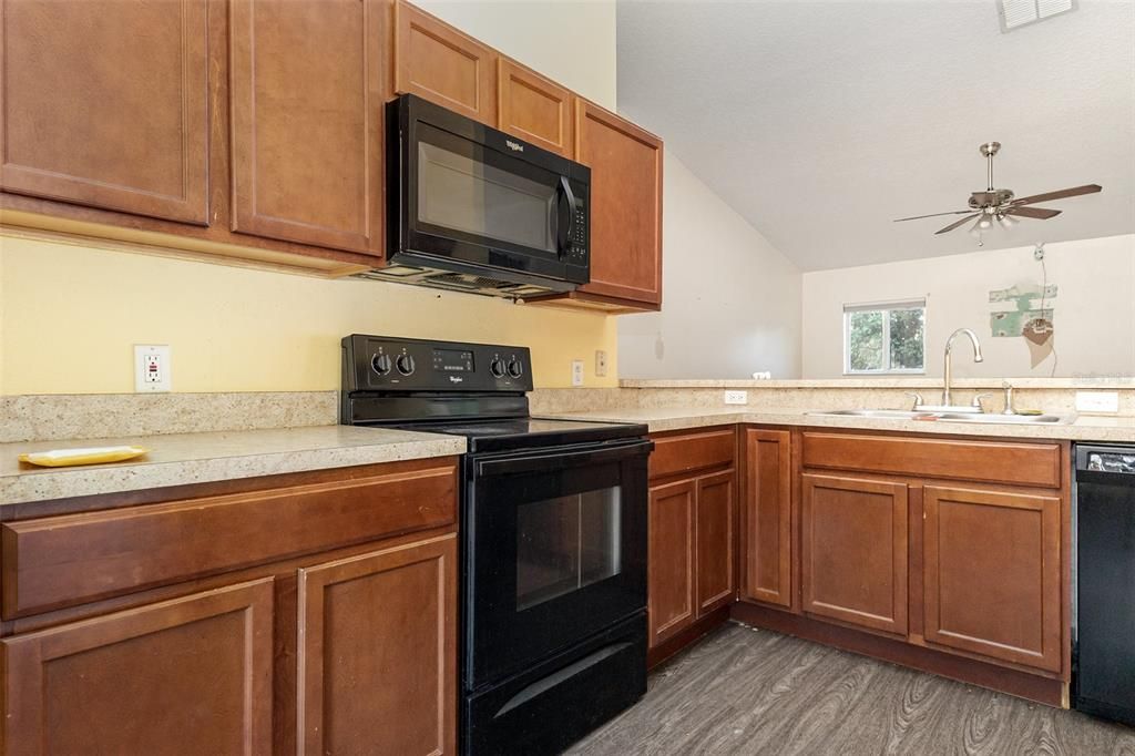 For Sale: $300,000 (3 beds, 2 baths, 1212 Square Feet)