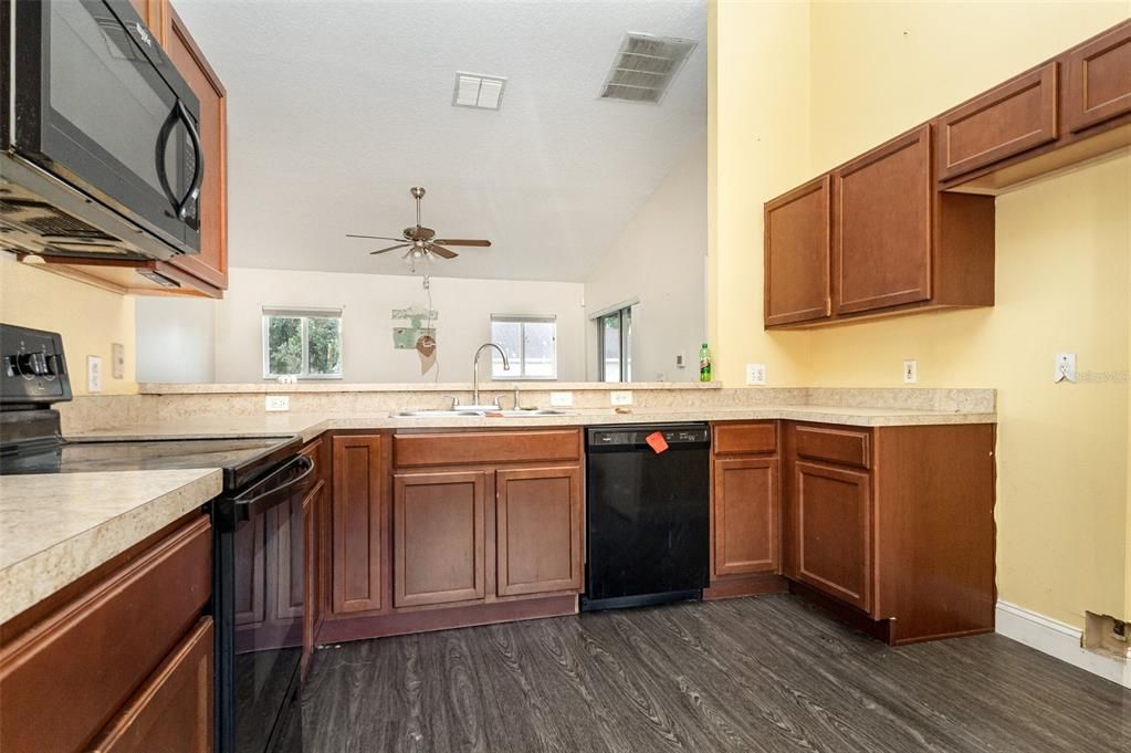 For Sale: $300,000 (3 beds, 2 baths, 1212 Square Feet)