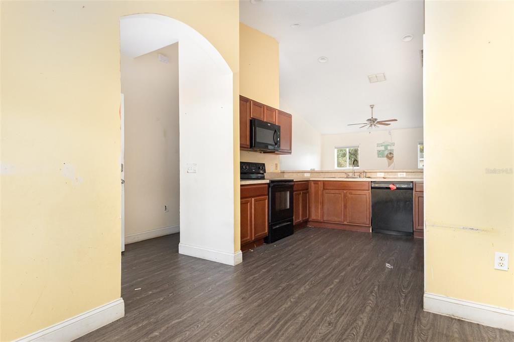 For Sale: $300,000 (3 beds, 2 baths, 1212 Square Feet)
