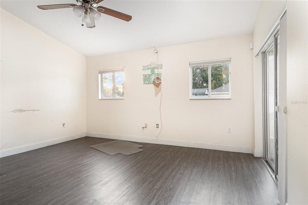 For Sale: $300,000 (3 beds, 2 baths, 1212 Square Feet)