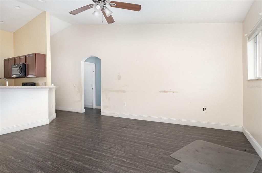 For Sale: $300,000 (3 beds, 2 baths, 1212 Square Feet)