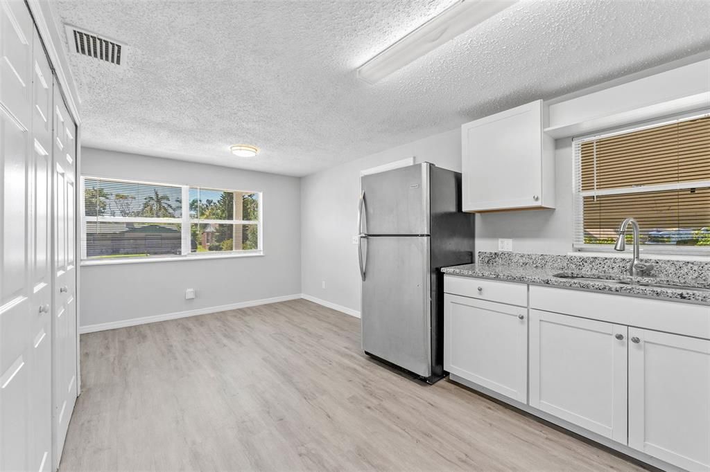 合同活跃: $279,000 (3 贝兹, 2 浴室, 1104 平方英尺)