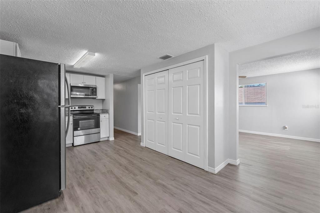 合同活跃: $279,000 (3 贝兹, 2 浴室, 1104 平方英尺)