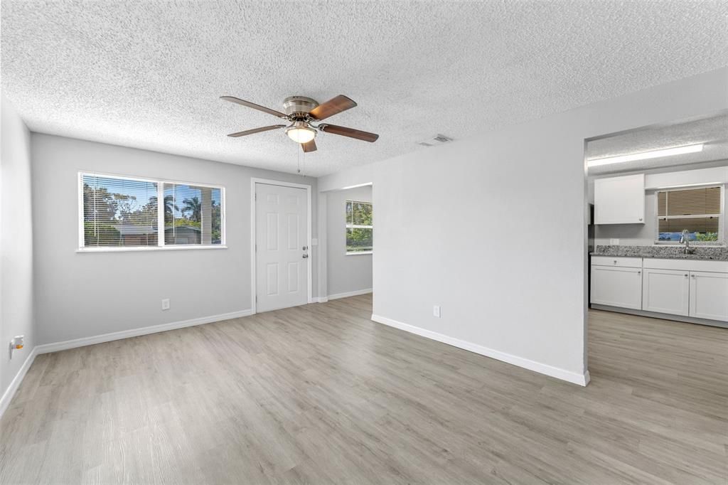 合同活跃: $279,000 (3 贝兹, 2 浴室, 1104 平方英尺)