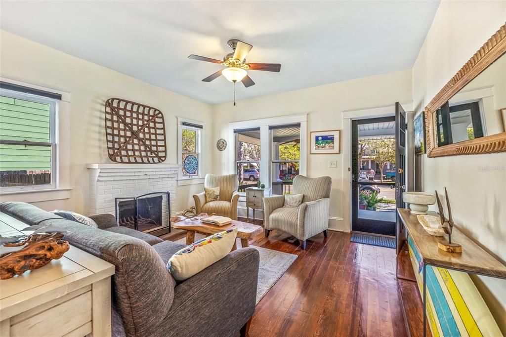 На продажу: $769,000 (4 спален, 3 ванн, 1970 Квадратных фут)