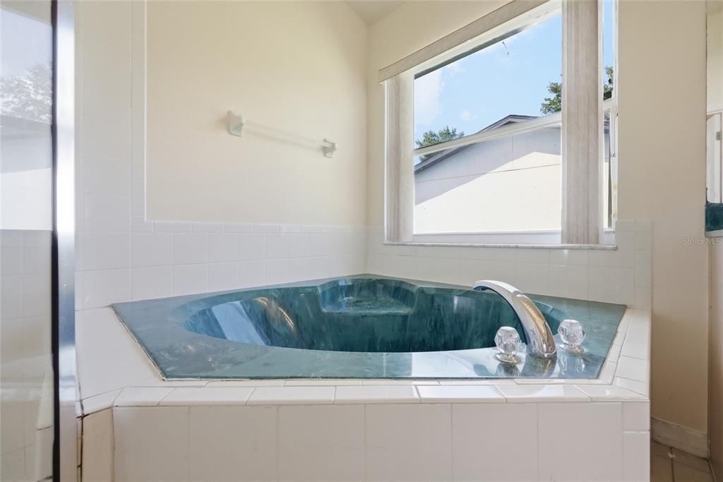 For Rent: $2,100 (4 beds, 2 baths, 2081 Square Feet)