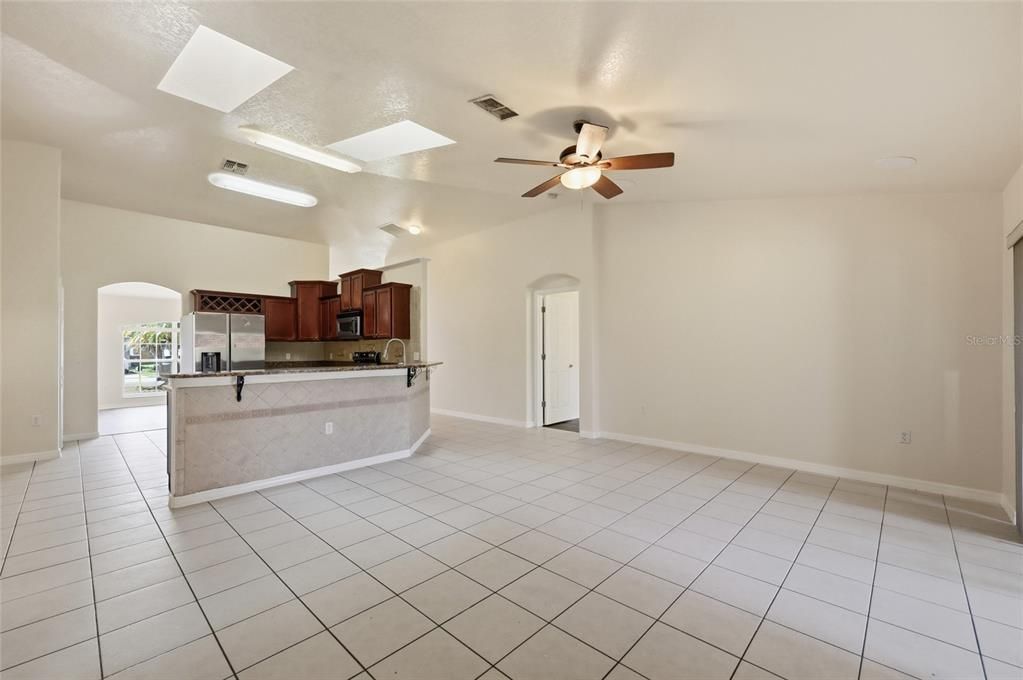 For Rent: $2,100 (4 beds, 2 baths, 2081 Square Feet)