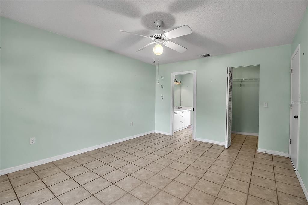 合同活跃: $439,900 (4 贝兹, 2 浴室, 1716 平方英尺)