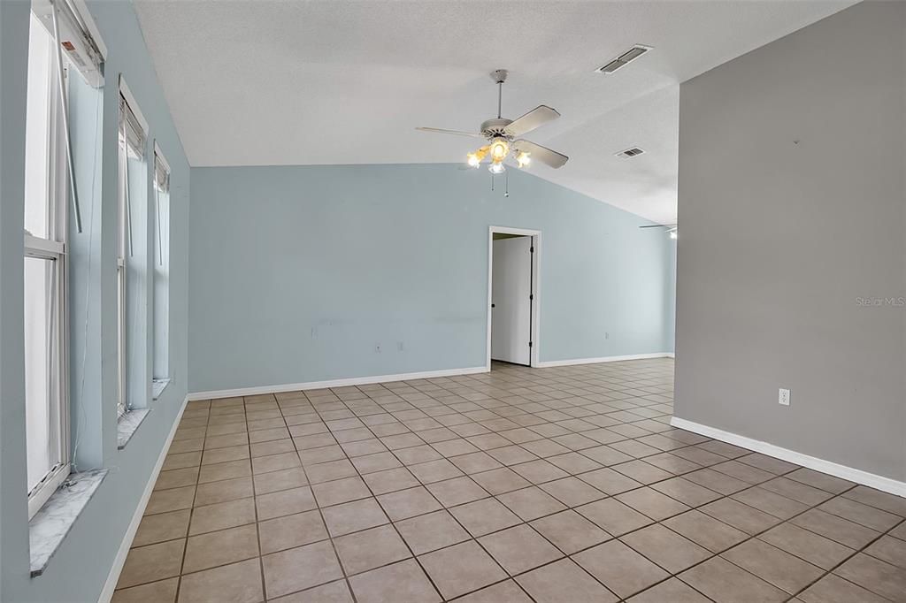 合同活跃: $439,900 (4 贝兹, 2 浴室, 1716 平方英尺)