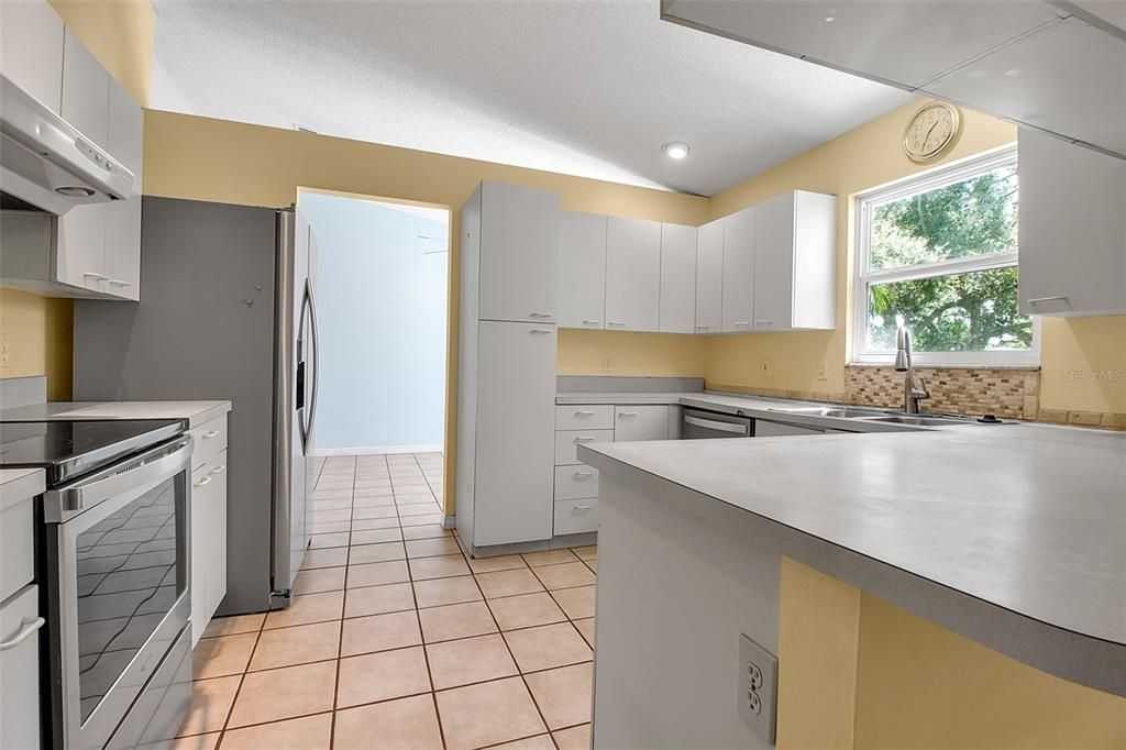 合同活跃: $439,900 (4 贝兹, 2 浴室, 1716 平方英尺)