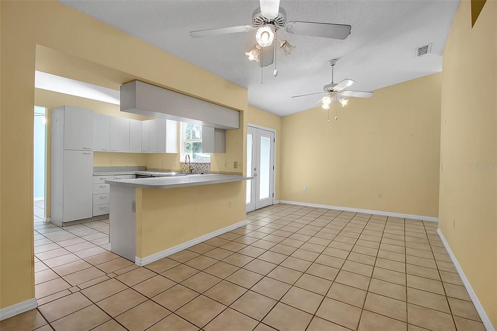 合同活跃: $439,900 (4 贝兹, 2 浴室, 1716 平方英尺)