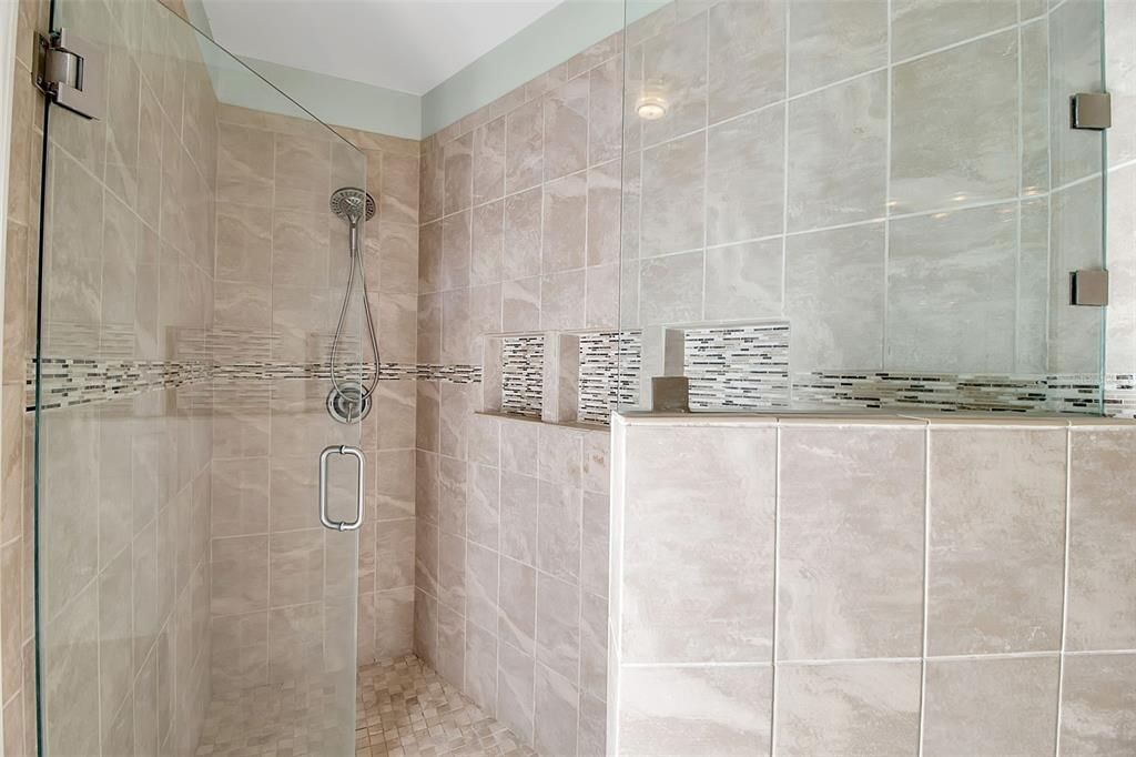 合同活跃: $439,900 (4 贝兹, 2 浴室, 1716 平方英尺)