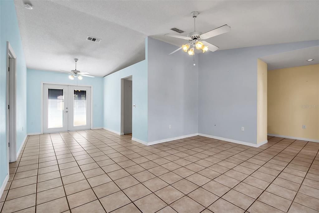 合同活跃: $439,900 (4 贝兹, 2 浴室, 1716 平方英尺)