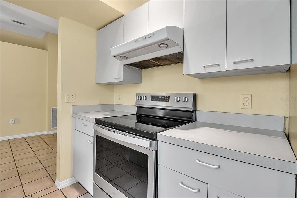 合同活跃: $439,900 (4 贝兹, 2 浴室, 1716 平方英尺)